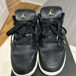 JORDAN 1 LOW SE GS 'BLACK METALLIC SILVER' 6.5 Youth